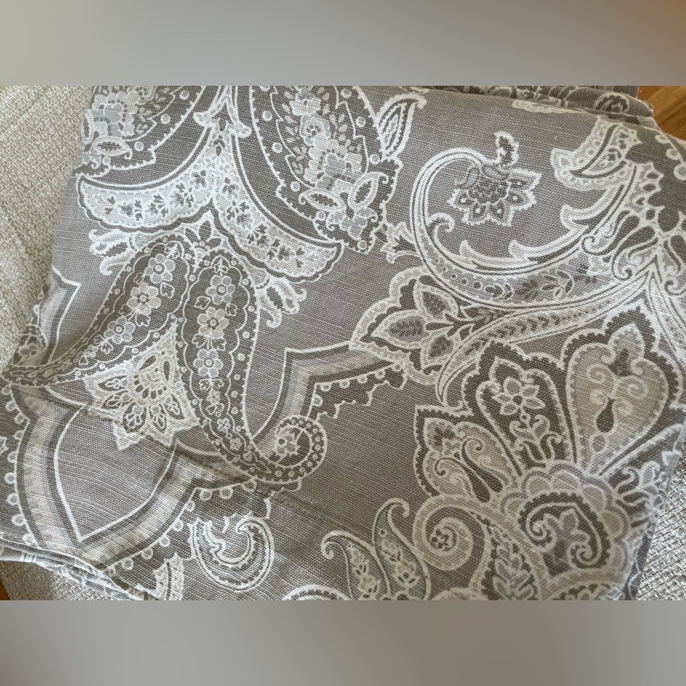 2 envogue curtain panels paisley white grey 84” length